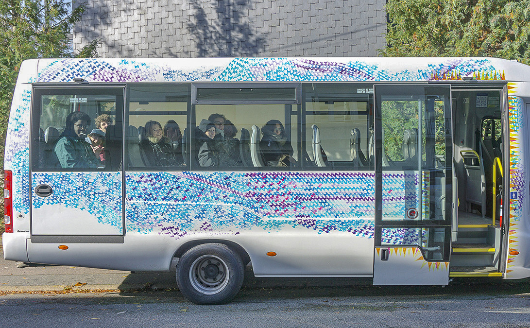 <b>Mise en couleur d'un bus colaire</b><br/>Mise en couleur d'un bus scolaire réalisée par tamponnage lors d'un workshop avec les étudiants de l'École des Beaux Arts Nantes- Saint-Nazaire - octobre 2016