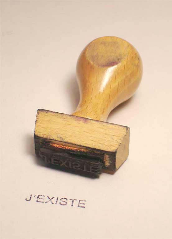 <b>Tampon</b><br/>Tampon portant l'inscription : J'EXISTE, usage collectif, 1999 